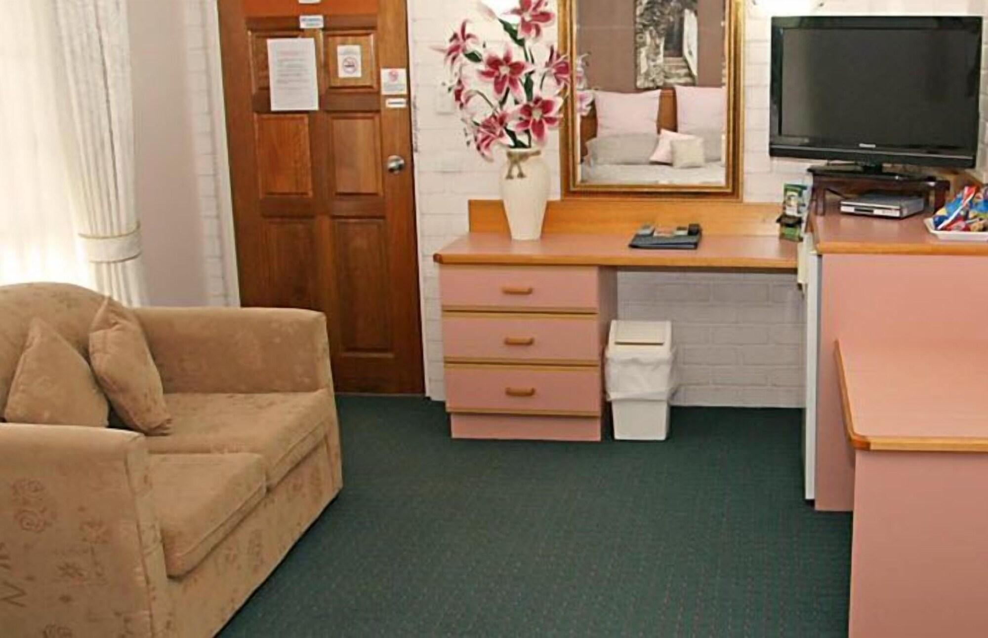 Sapphire Waters Motor Inn Меримбула Экстерьер фото