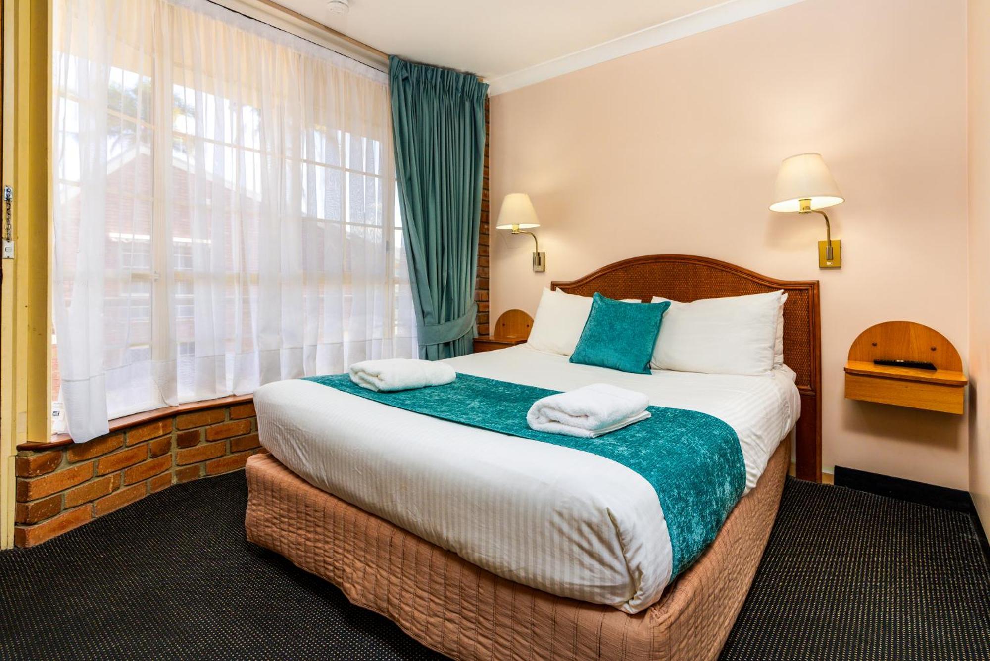 Sapphire Waters Motor Inn Меримбула Экстерьер фото