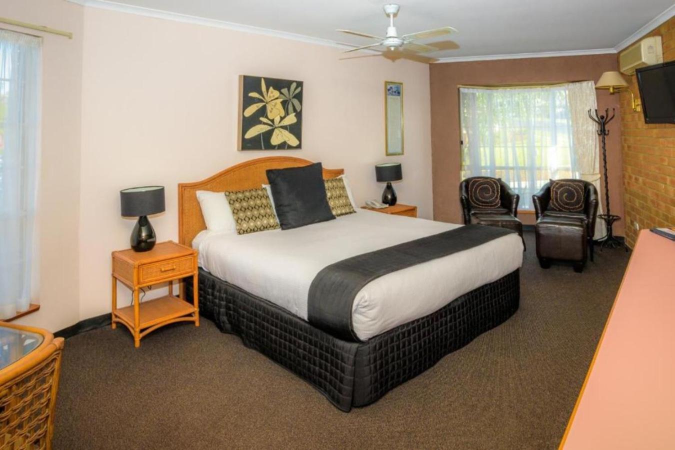 Sapphire Waters Motor Inn Меримбула Экстерьер фото