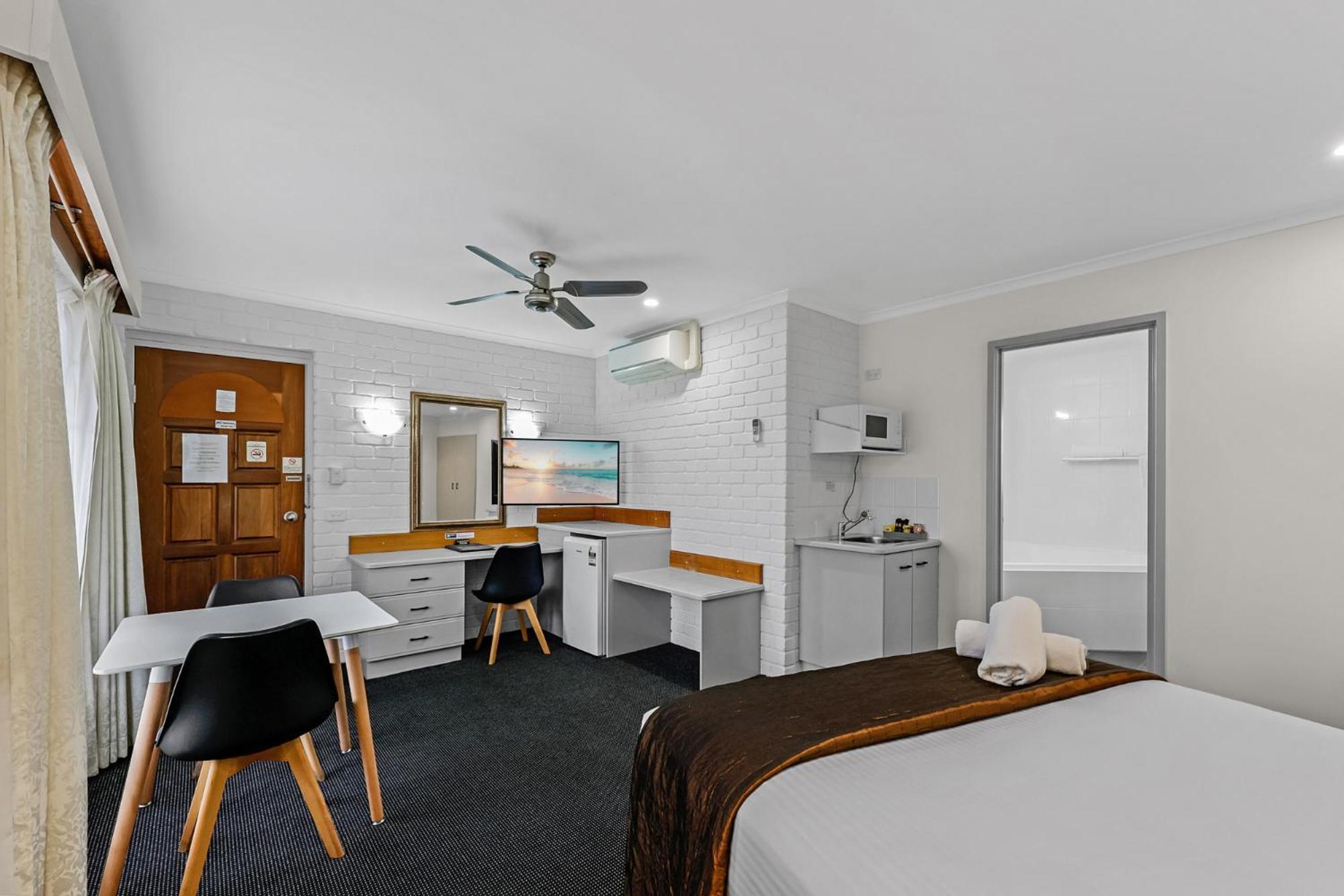Sapphire Waters Motor Inn Меримбула Экстерьер фото